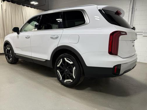 Glacial White Pearl 2024 Kia Telluride S