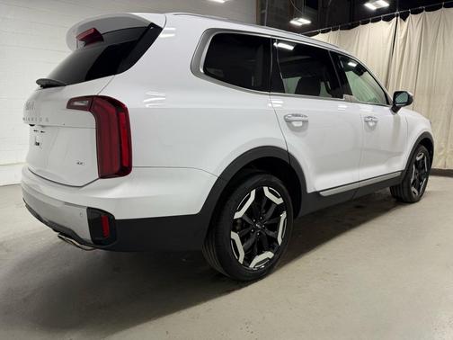 Glacial White Pearl 2024 Kia Telluride S