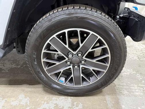 Silver Zynith Clearcoat 2023 Jeep Wrangler 4xe Sahara