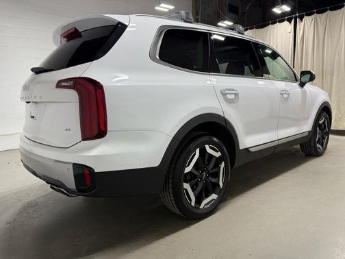 Glacial White Pearl 2024 Kia Telluride S