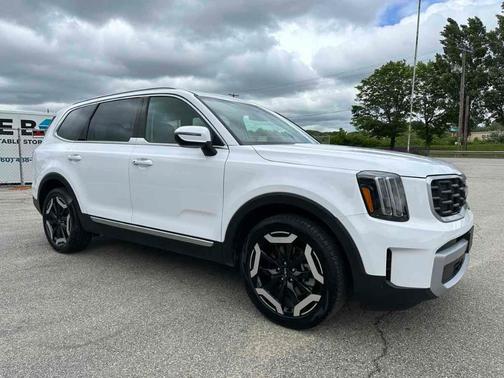 Glacial White Pearl 2024 Kia Telluride S