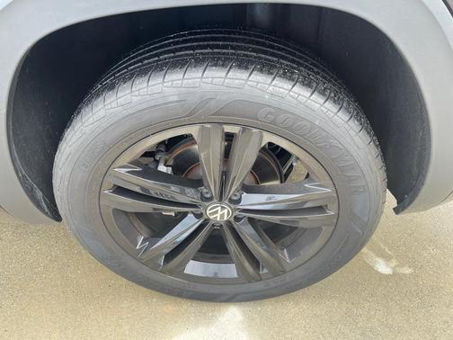 2023 Volkswagen Atlas Cross Sport 2.0T SEL R-Line Black