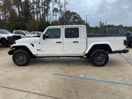 2026 Jeep Gladiator Sport