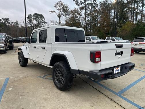 2026 Jeep Gladiator Sport