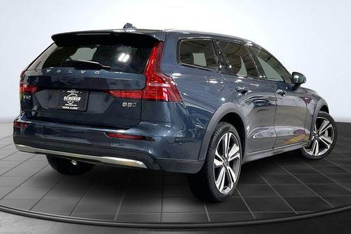 2025 Volvo V60 Cross Country Plus, B5 AWD Gas (mild hybrid)