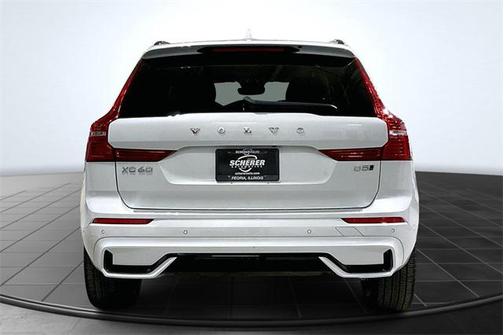 2023 Volvo XC60 B5 Ultimate Dark Theme