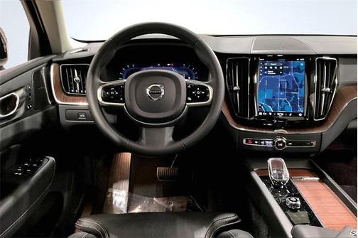 2023 Volvo XC60 B5 Ultimate Dark Theme
