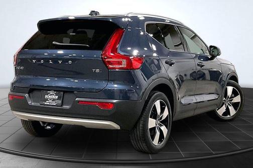 Denim Blue Metallic 2022 Volvo XC40 T5 Momentum
