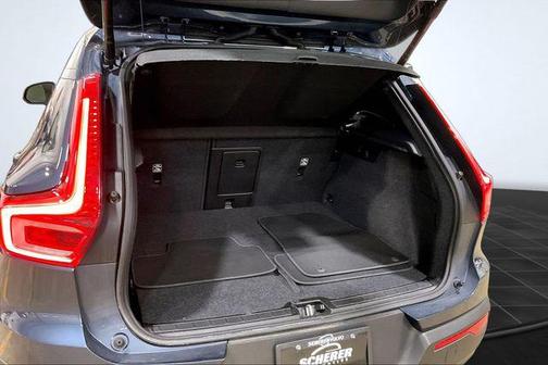 Denim Blue Metallic 2022 Volvo XC40 T5 Momentum