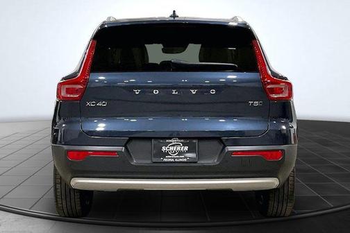 Denim Blue Metallic 2022 Volvo XC40 T5 Momentum