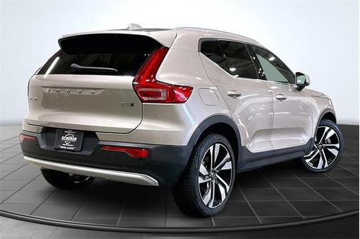 2024 Volvo XC40 B5 Plus Bright Theme