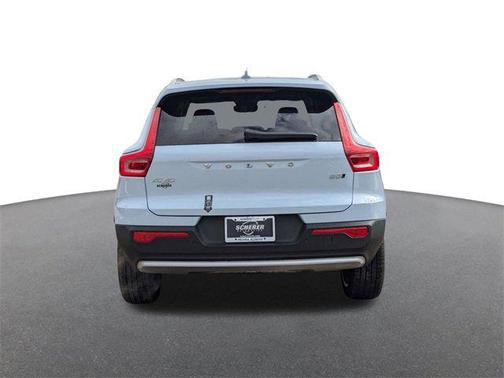 2025 Volvo XC40 B5 Ultra Bright Theme