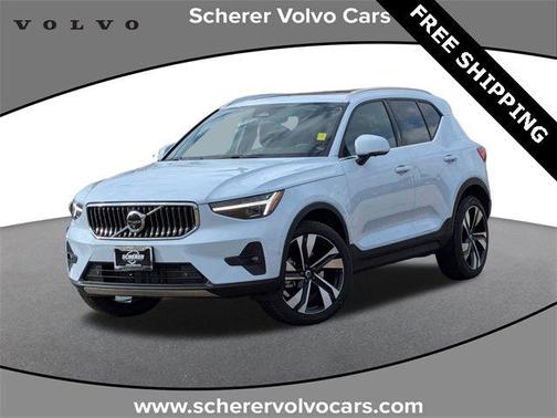 2025 Volvo XC40 B5 Ultra Bright Theme