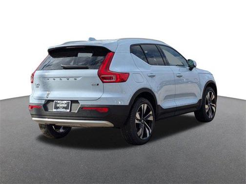 2025 Volvo XC40 B5 Ultra Bright Theme