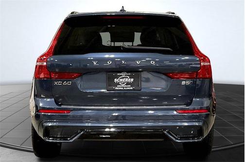 2023 Volvo XC60 B5 Ultimate Dark Theme