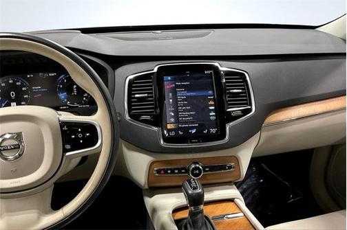 2022 Volvo XC90 T6 Momentum