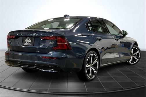 2024 Volvo S60 B5 Core Dark Theme