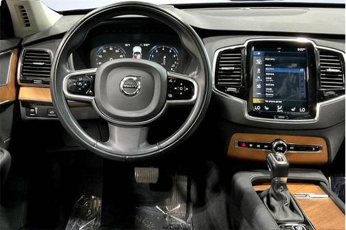 2022 Volvo XC90 T6 Momentum