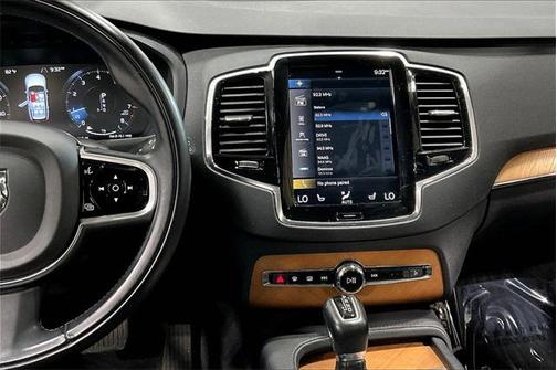 2022 Volvo XC90 T6 Momentum
