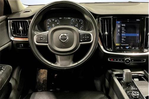 2022 Volvo S60 T5 Momentum