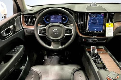 2023 Volvo XC60 B5 Ultimate Bright Theme