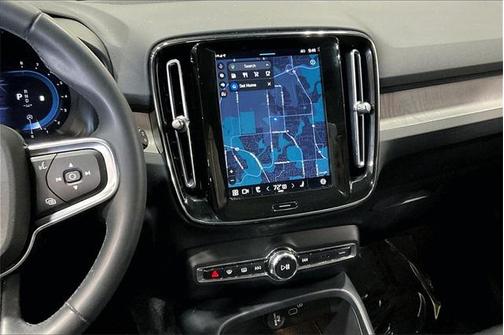 2023 Volvo XC40 B5 Ultimate Bright Theme