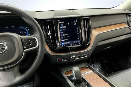2022 Volvo XC60 B5 Momentum