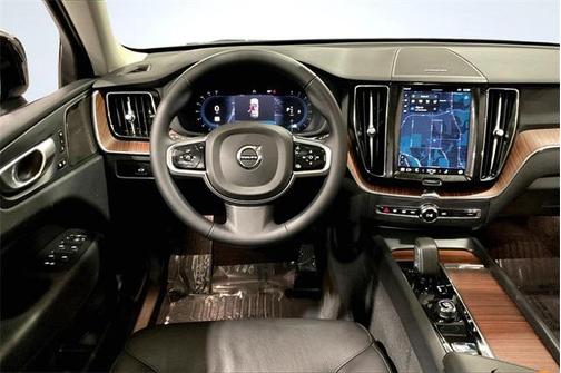 2023 Volvo XC60 B5 Plus Dark Theme
