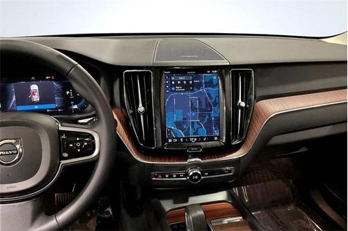 2023 Volvo XC60 B5 Plus Dark Theme