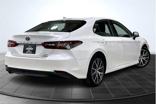 2022 Toyota Camry Hybrid XLE