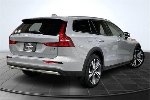 2025 Volvo V60 Cross Country B5 Plus