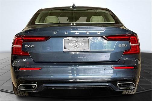 2022 Volvo S60 T5 Momentum