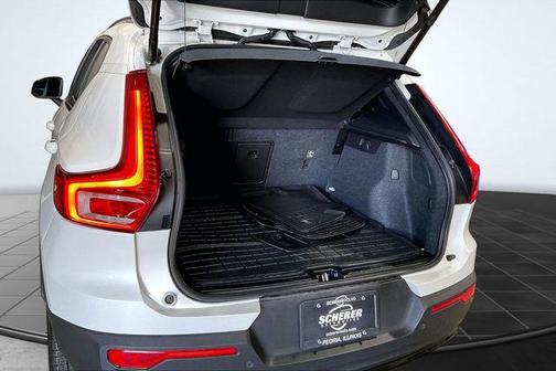 Crystal White Metallic 2023 Volvo XC40 B5 Plus Dark Theme