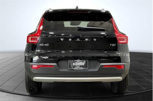 2022 Volvo XC40 T5 Momentum