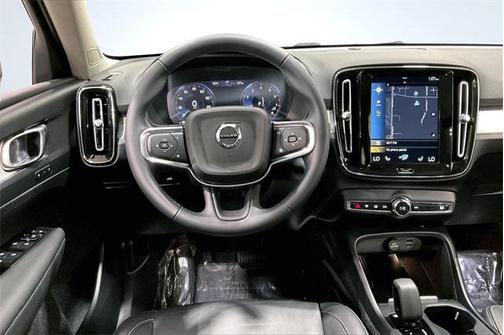 2022 Volvo XC40 T5 Momentum