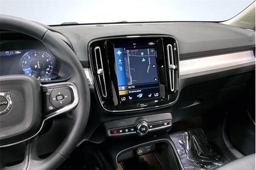 2022 Volvo XC40 T5 Momentum