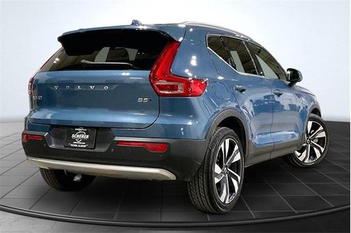 2023 Volvo XC40 B5 Plus Bright Theme