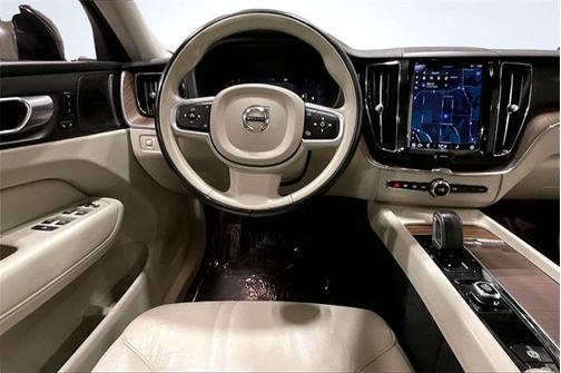 2022 Volvo XC60 B5 Momentum