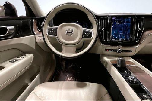 2022 Volvo XC60 B5 Momentum