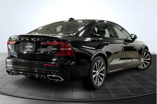 2022 Volvo S60 T5 Momentum