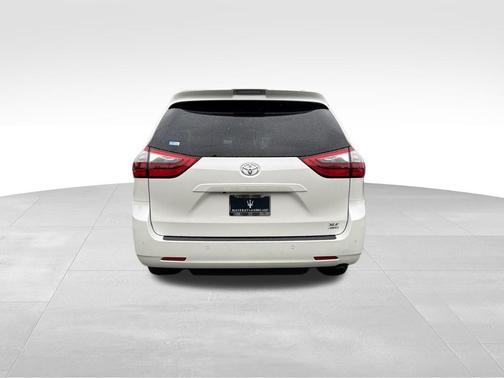 2020 Toyota Sienna XLE