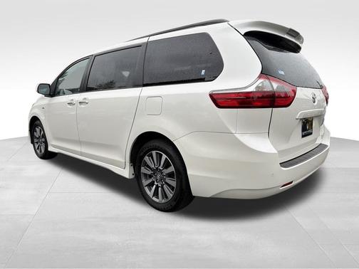 2020 Toyota Sienna XLE