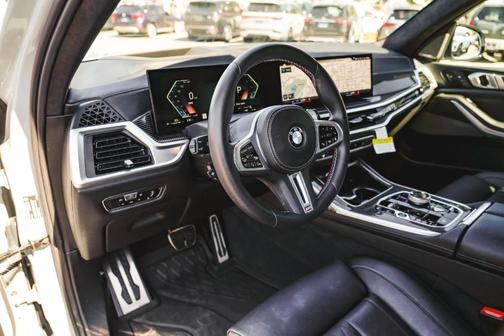 2023 BMW X7 M60i