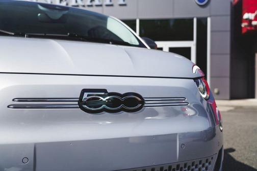 2024 FIAT 500e Base