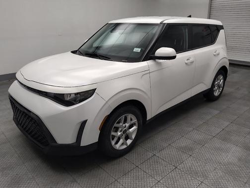 Snow White Pearl 2023 Kia Soul LX