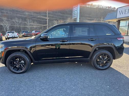 2025 Jeep Grand Cherokee Laredo