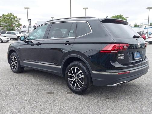 Photo 2 of 31 of 2021 Volkswagen Tiguan 2.0T SE