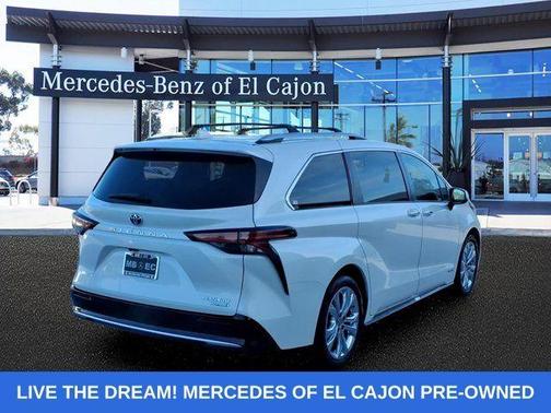 Blizzard Pearl 2021 Toyota Sienna