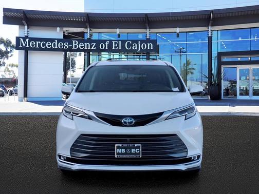 Blizzard Pearl 2021 Toyota Sienna