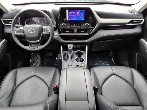 Midnight Black Metallic 2023 Toyota Highlander XLE